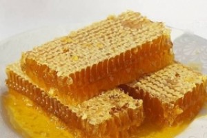 Мёд в сотах. Чем сотовый мёд отличается от откаченного?
